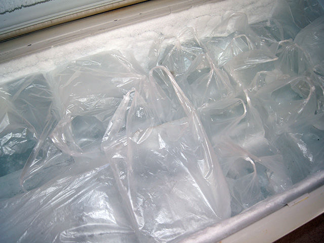 角氷は3種類のサイズで販売中。コンビニより大きくて安いです！